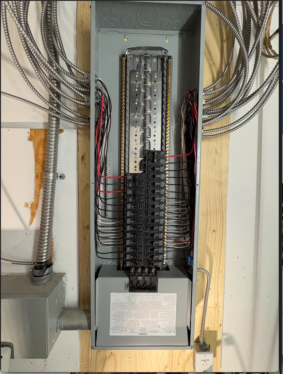Câblage du panneau installé par Lumineau Électrique à Saint-Léonard