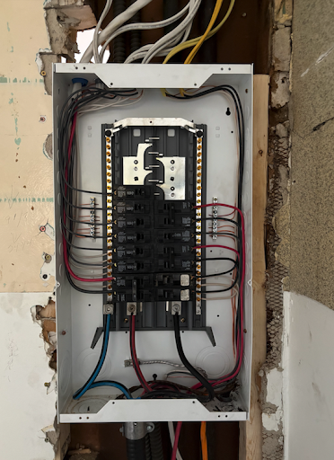 À quoi ressemble l’intérieur d’un panneau électrique bien installé — Montréal et Grand Montréal