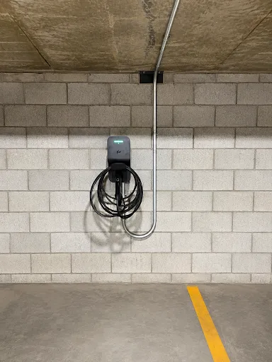 Installation d’une borne de recharge FLO dans un condo à Laval