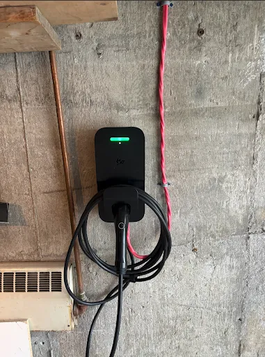 Installation of a FLO Maison X3 charging station in Tétreaultville, Montreal — Montréal